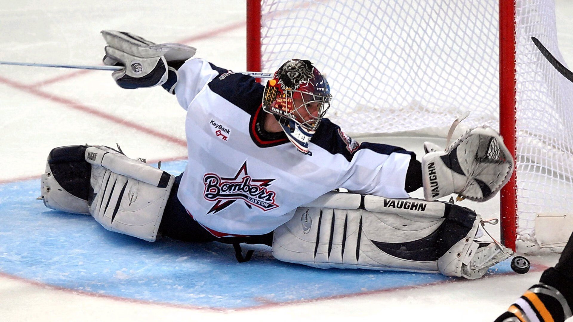 “现场气氛火爆，粉丝热情助威让比赛气场升华”，比赛现场氛围热烈