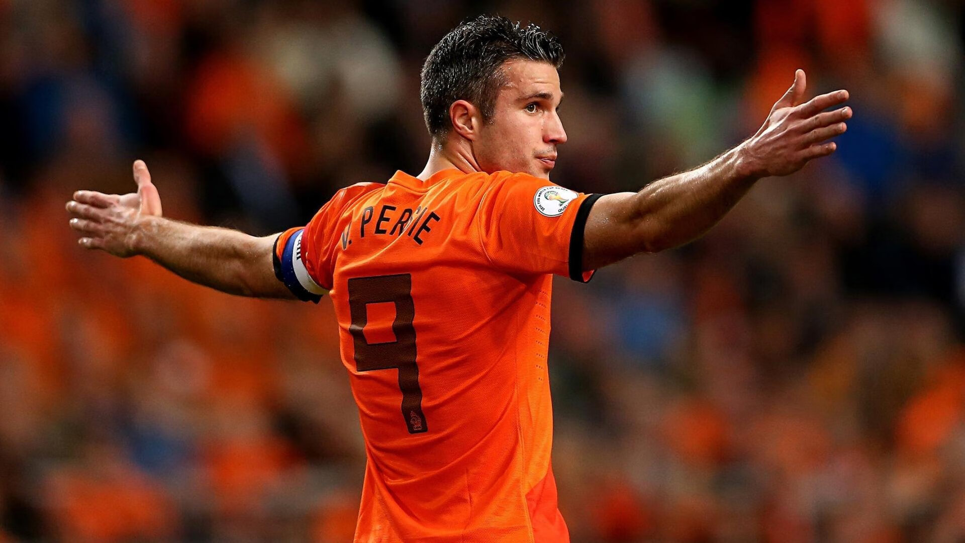 上海上港前锋受伤，对球队目标形成威胁，上海上港队队员