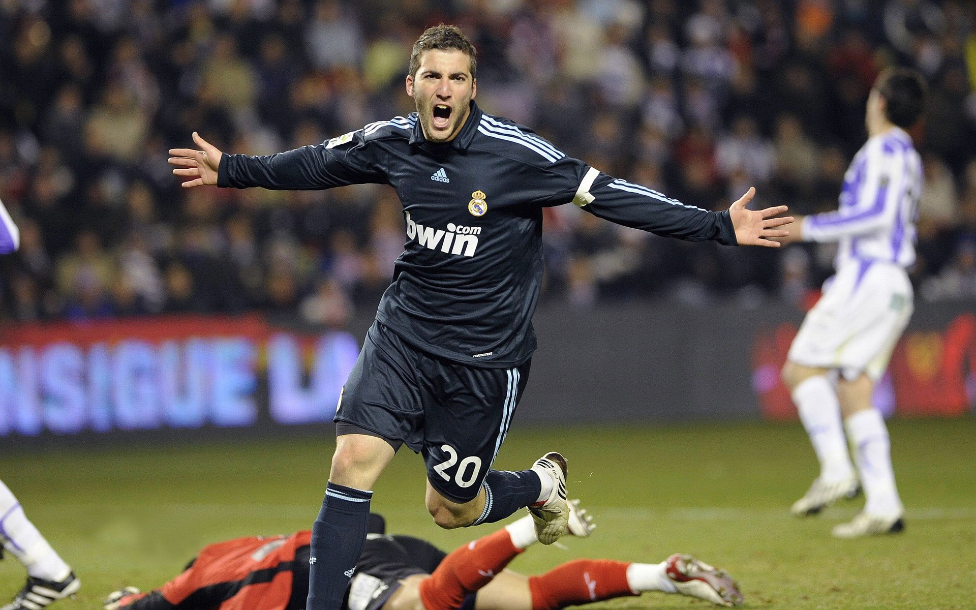 布朗入选年度最佳防守球员，成为佼佼者，cba布朗